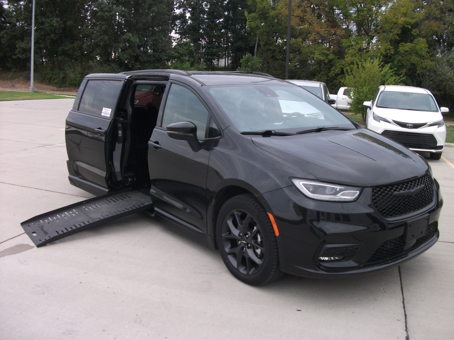 Used 2023 Chrysler Pacifica Touring L - BraunAbility Side Entry Fold Out Automatic Ramp