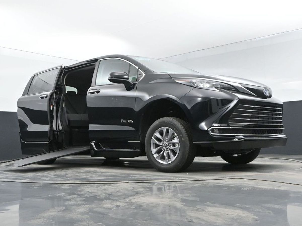 Black Toyota Sienna image number 10