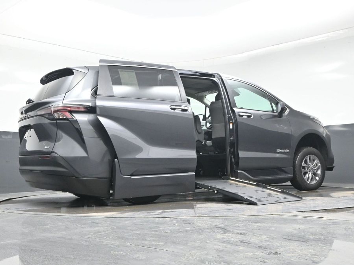Grey Toyota Sienna image number 16
