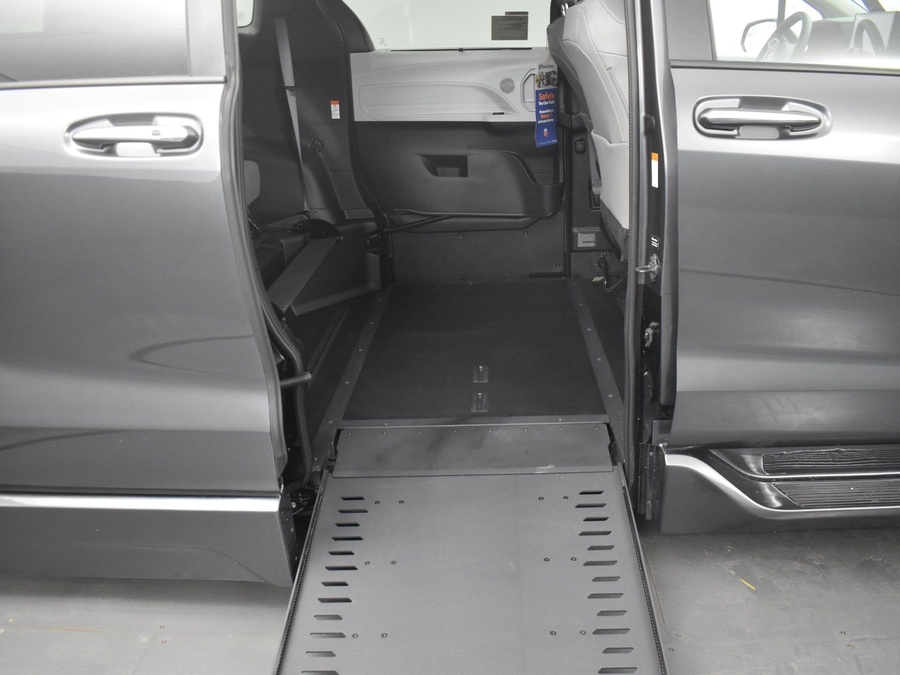 New 2025 Toyota Sienna Hybrid XLE Base - BraunAbility Side Entry Entry In Floor Automatic Ramp