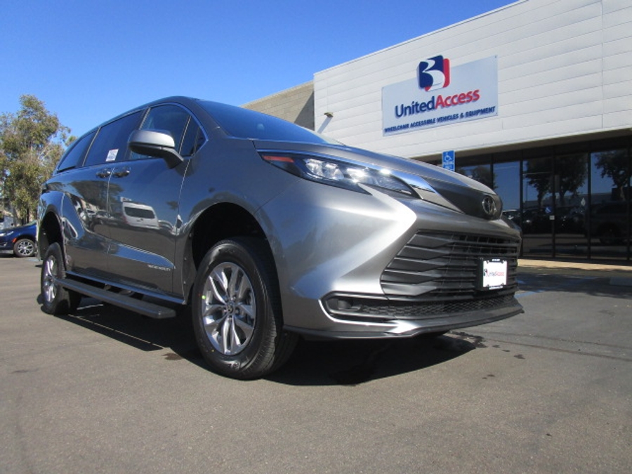 New 2026 Toyota Sienna Hybrid LE - Vantage Mobility Commercial Rear Entry Entry Fold Out Manual Ramp