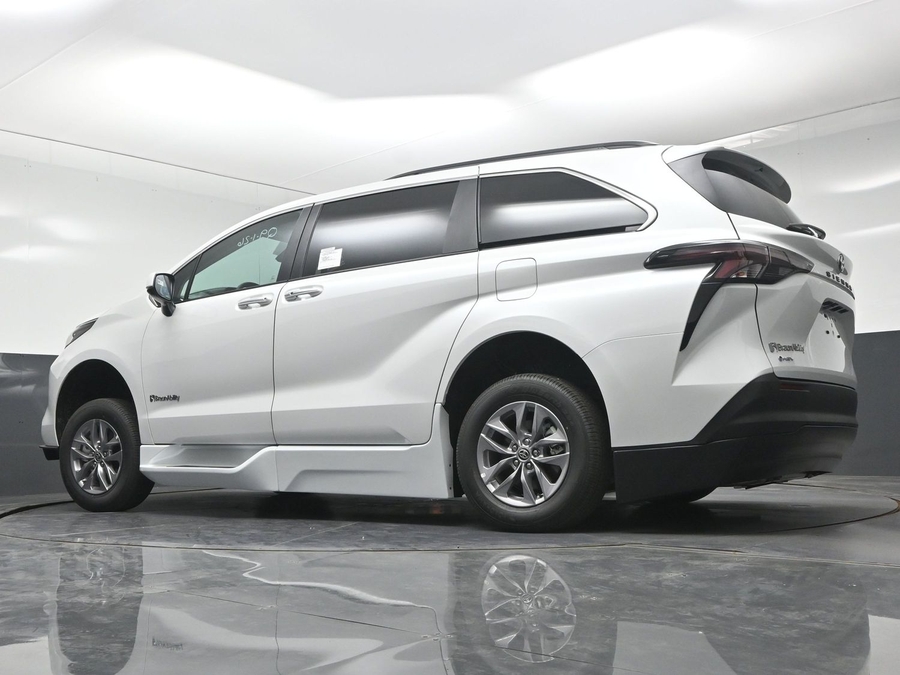 New 2026 Toyota Sienna Hybrid XLE Base - BraunAbility Side Entry Fold Out Automatic Ramp