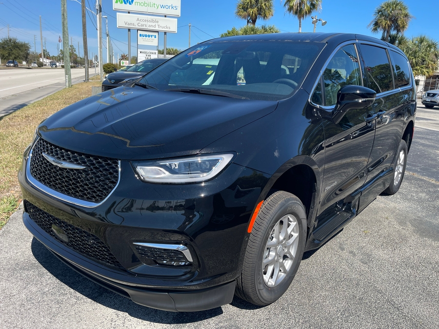 Black Chrysler Pacifica image number 1