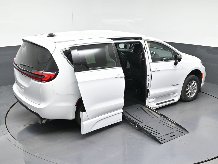 New 2026 Chrysler Pacifica Select Safety - BraunAbility Side Entry Entry Fold Out Automatic Ramp