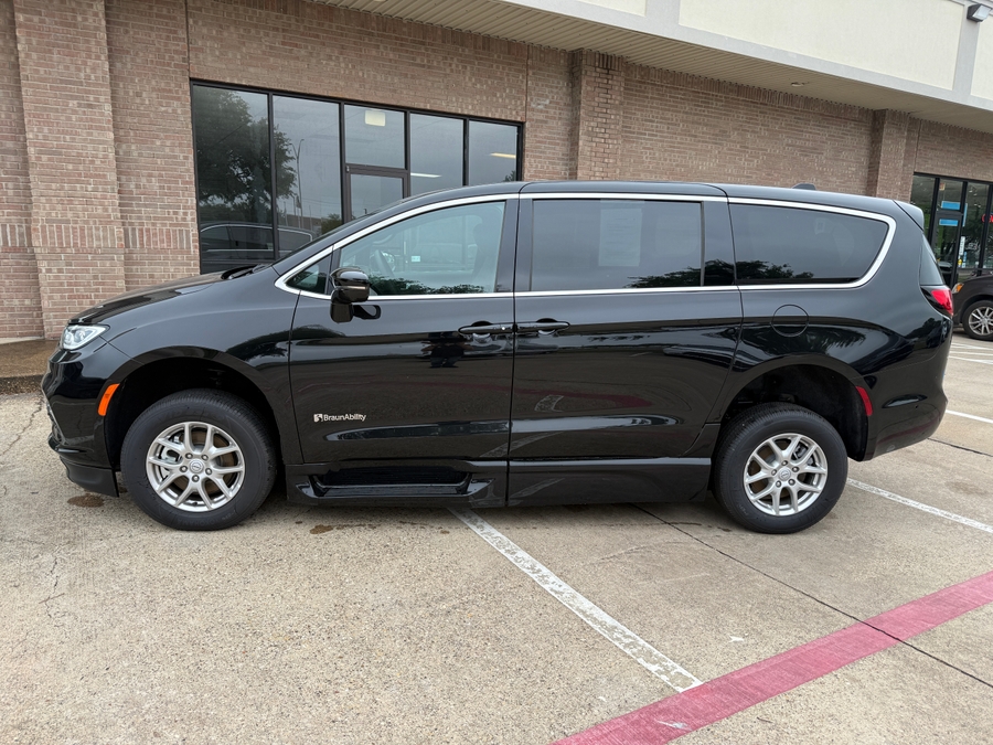 Black Chrysler Pacifica image number 2
