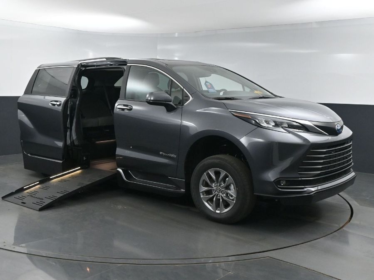 2025 TOYOTA SIENNA - Image 1