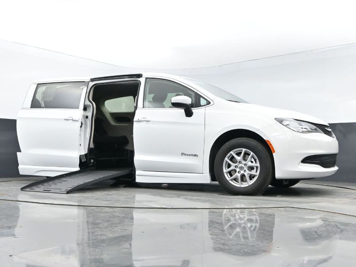 White Chrysler Voyager image number 9