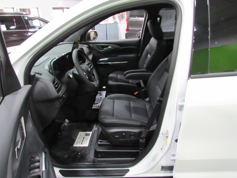 White Chevrolet Traverse image number 1