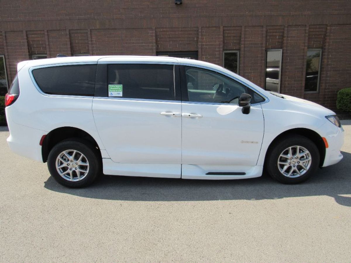 White Chrysler Voyager image number 6