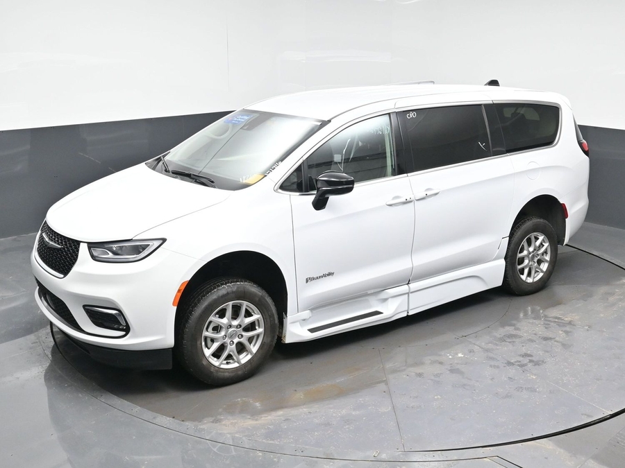 White Chrysler Pacifica image number 23