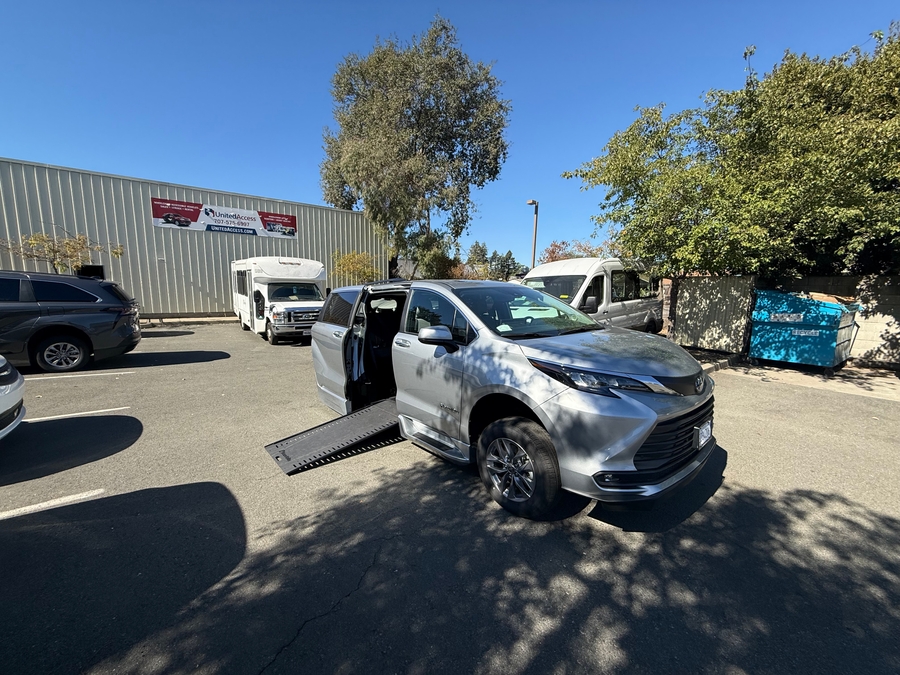 Used 2025 Toyota Sienna Hybrid XLE Plus - BraunAbility Side Entry In Floor Automatic Ramp
