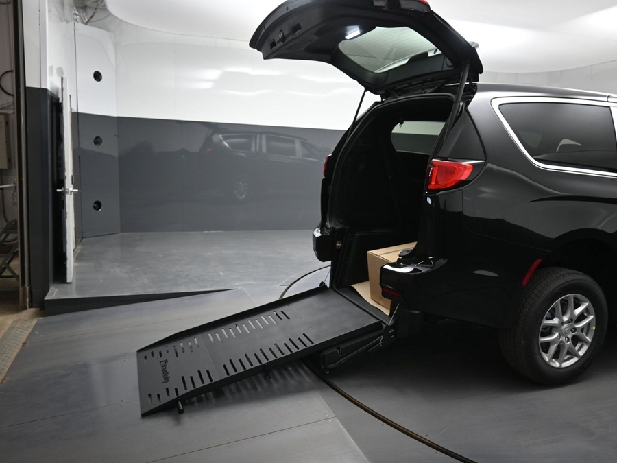 Black Chrysler Voyager image number 10