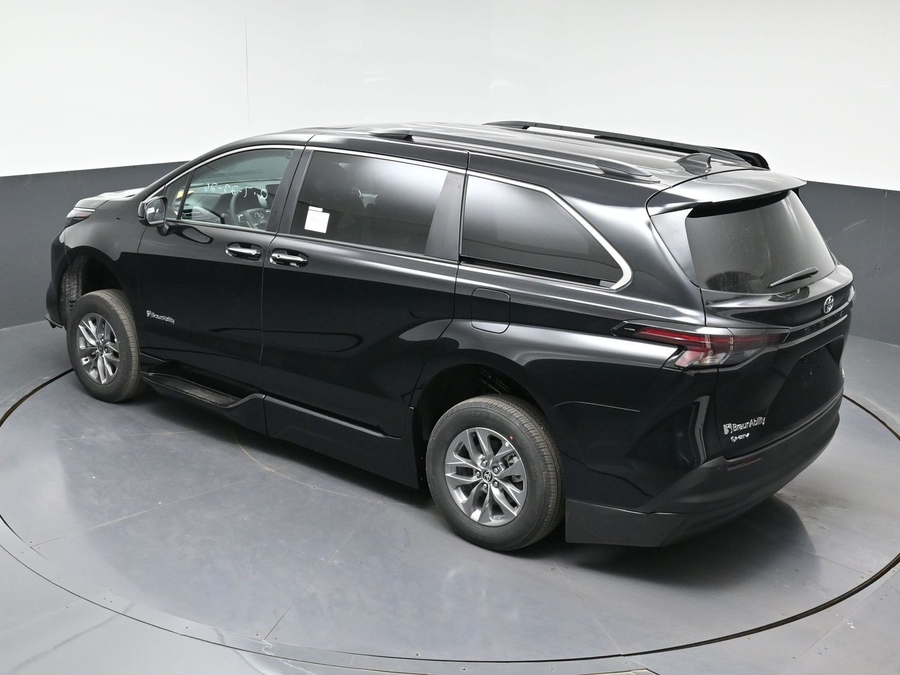 Black Toyota Sienna image number 24