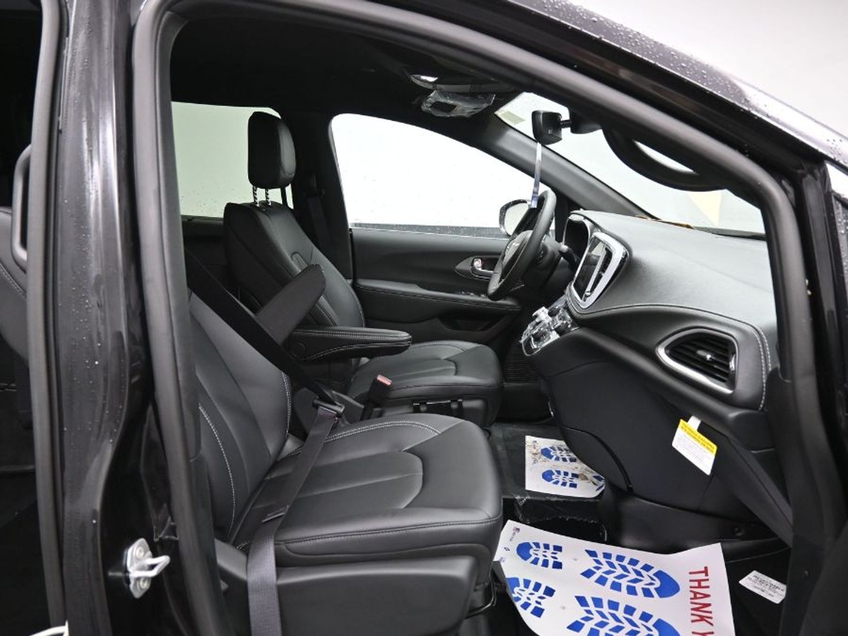 Black Chrysler Pacifica image number 8