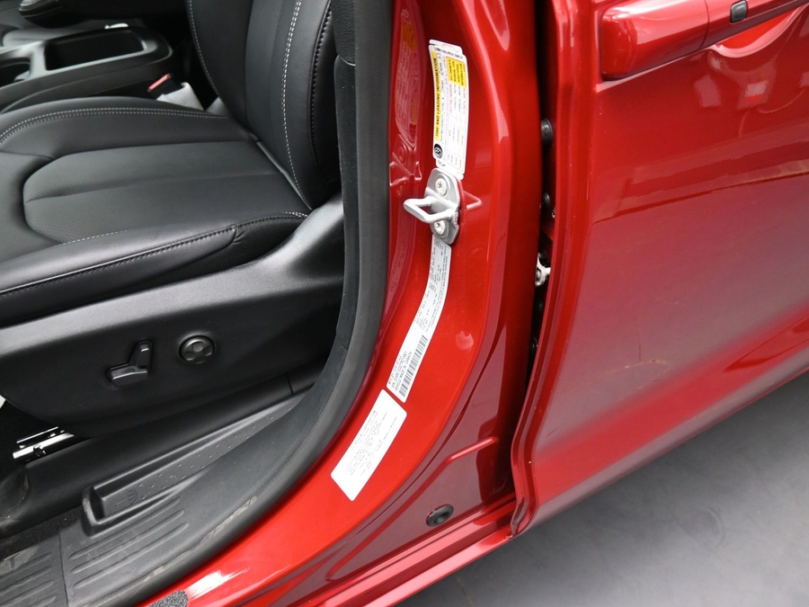 Red Chrysler Voyager image number 15