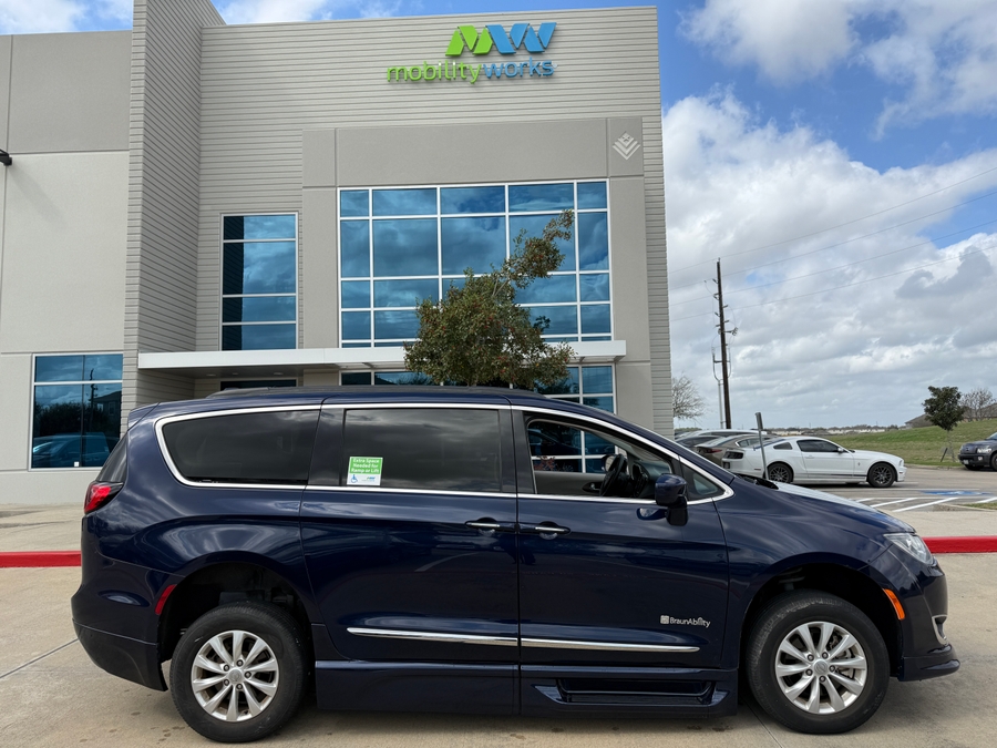 Blue Chrysler Pacifica image number 1