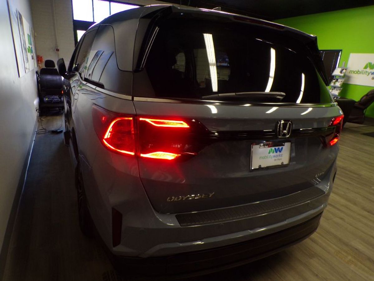 Grey Honda Odyssey image number 4