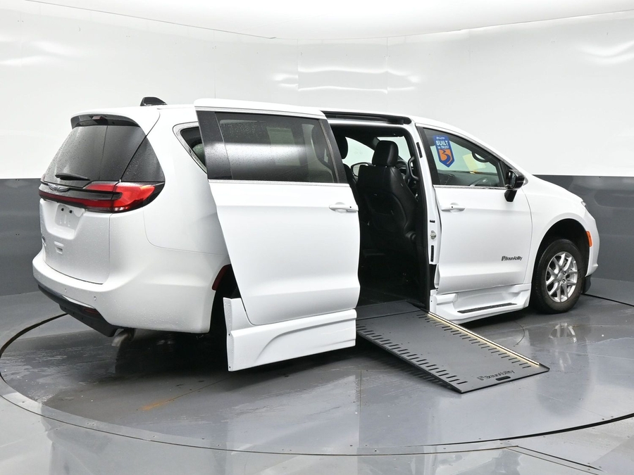 Used 2025 Chrysler Pacifica Select Safety - BraunAbility Side Entry In Floor Automatic Ramp