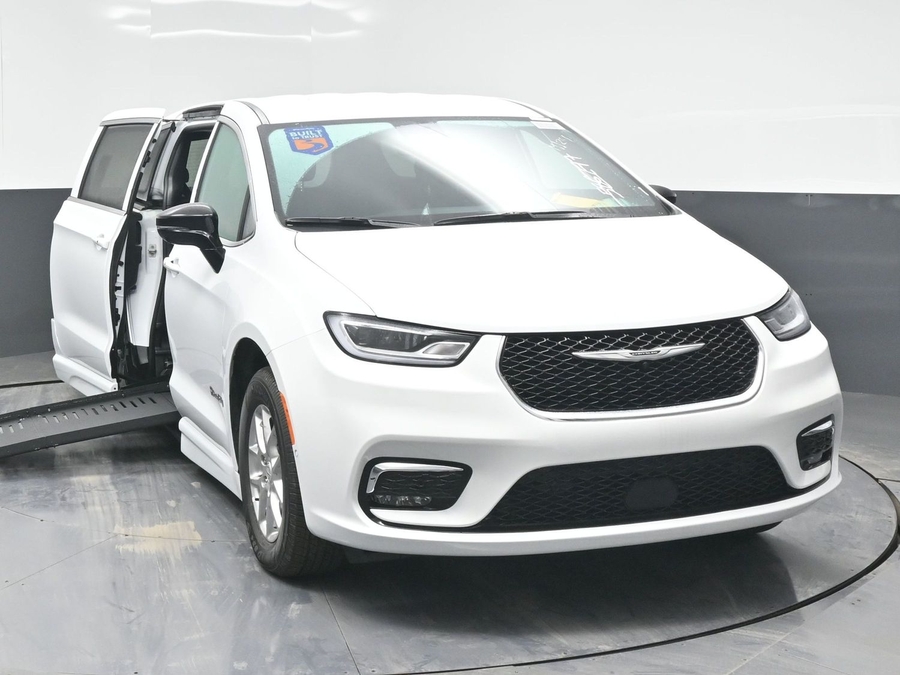 White Chrysler Pacifica image number 1