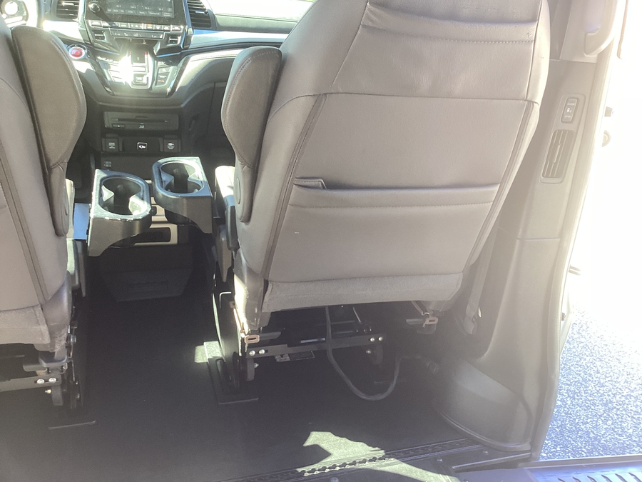 Grey Chrysler Pacifica image number 17