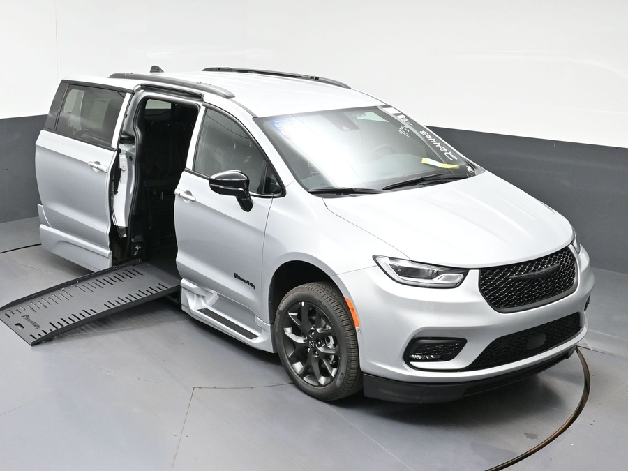 New 2026 Chrysler Pacifica Select Sport - BraunAbility Side Entry Fold Out Automatic Ramp