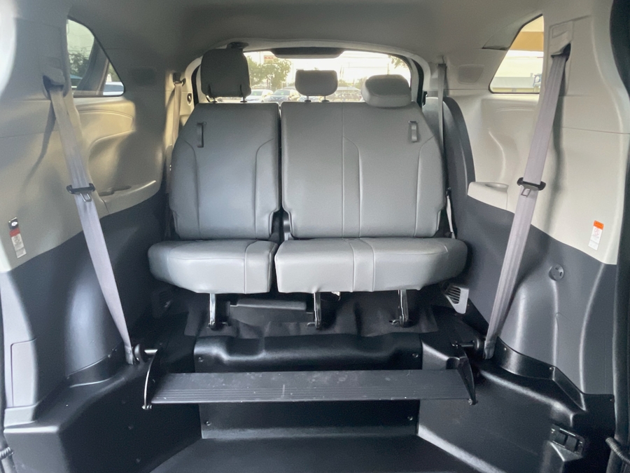  Toyota Sienna image number 12