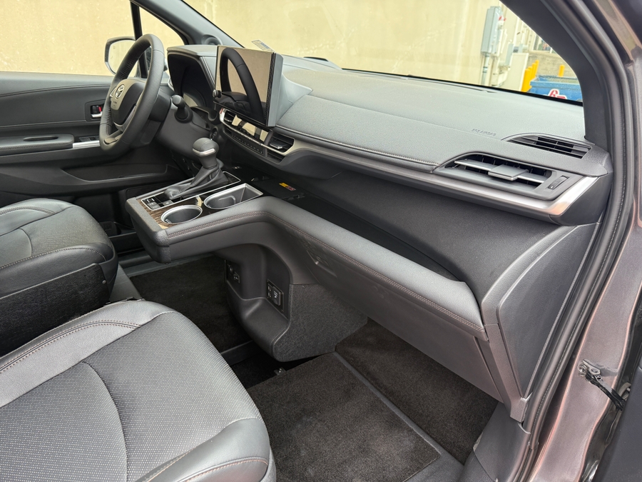 New 2025 Toyota Sienna Hybrid Platinum AWD - VMI Side Entry Entry In Floor Automatic Ramp