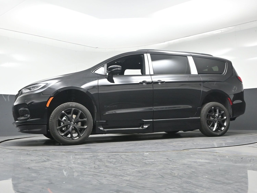 New 2026 Chrysler Pacifica Select Sport - BraunAbility Side Entry Fold Out Automatic Ramp