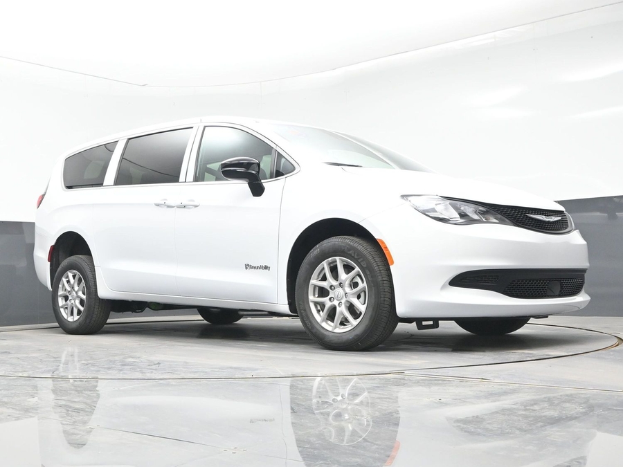 White Chrysler Voyager image number 20