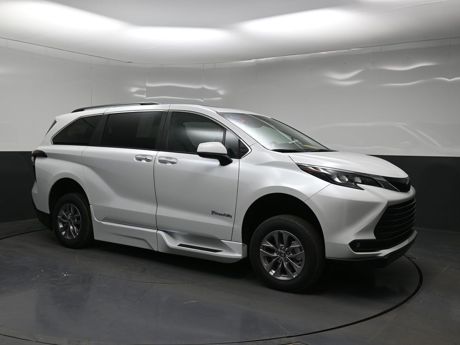 New 2026 Toyota Sienna Hybrid XLE Base - BraunAbility Side Entry Entry Fold Out Automatic Ramp