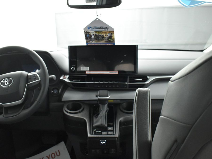 New 2025 Toyota Sienna Hybrid XLE Plus - BraunAbility Side Entry Entry In Floor Automatic Ramp