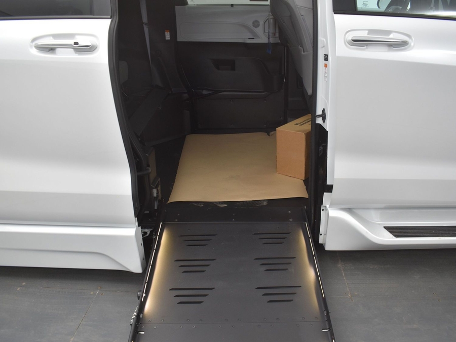 New 2025 Toyota Sienna Hybrid XLE Base - BraunAbility Side Entry Entry Fold Out Automatic Ramp