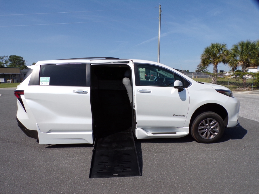 White Toyota Sienna image number 13