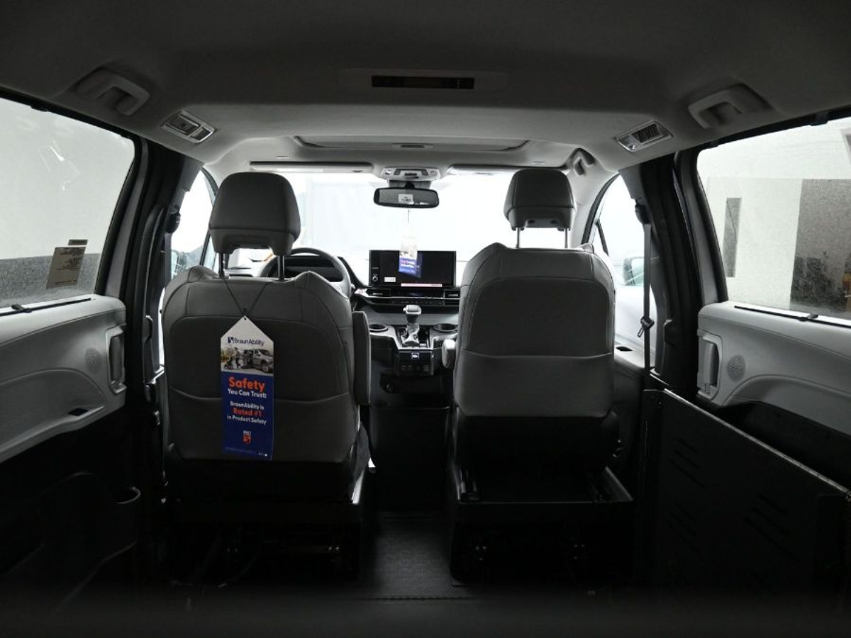 Silver Toyota Sienna image number 14