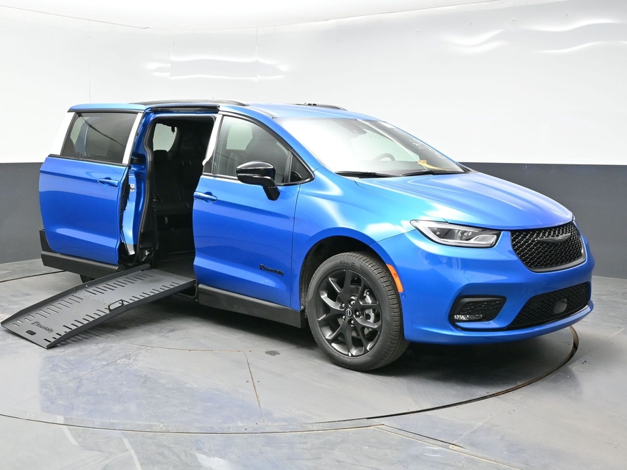New 2026 Chrysler Pacifica Select Sport - BraunAbility Side Entry Entry Fold Out Manual Ramp