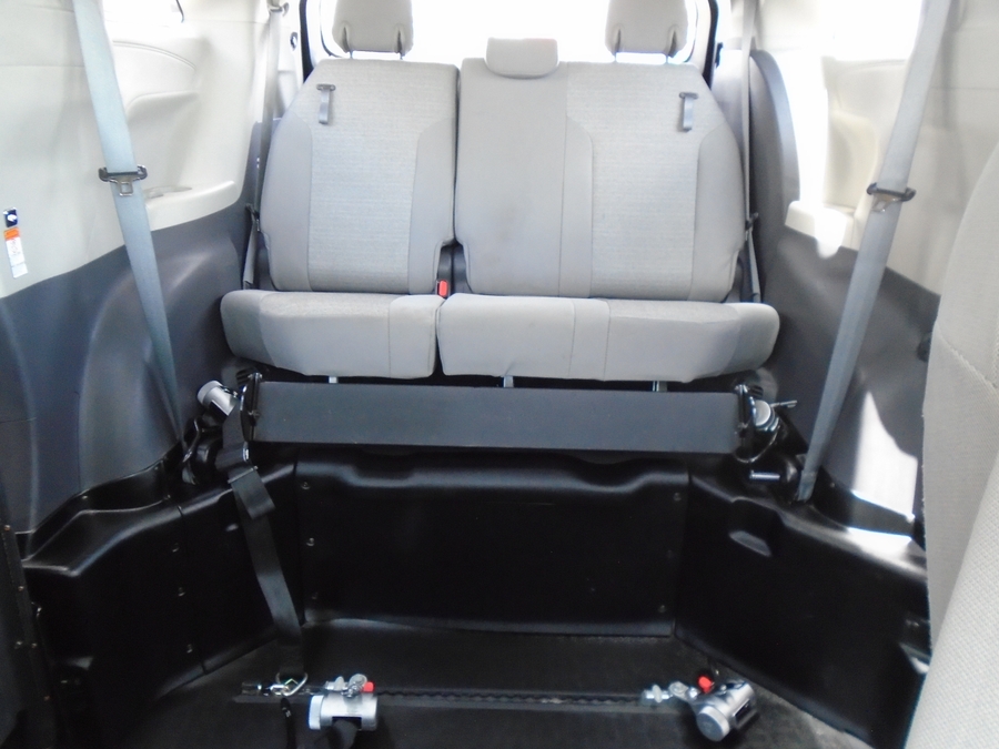 Grey Toyota Sienna image number 13