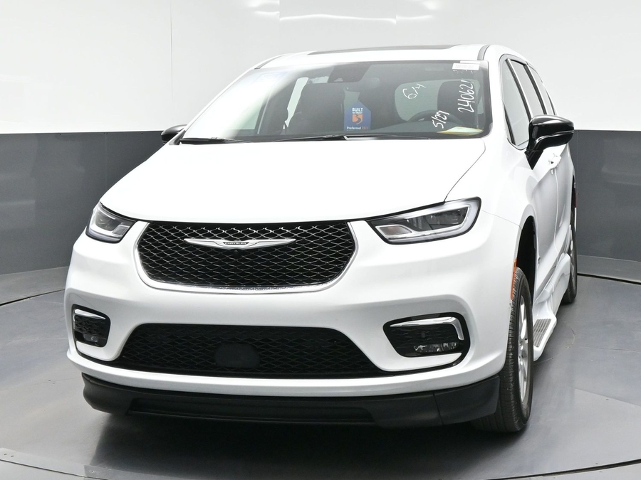 New 2026 Chrysler Pacifica Select Plus - BraunAbility Side Entry Entry In Floor Automatic Ramp