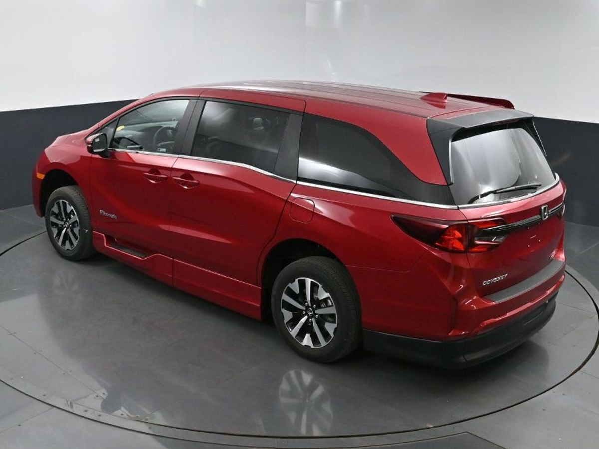 Red Honda Odyssey image number 23