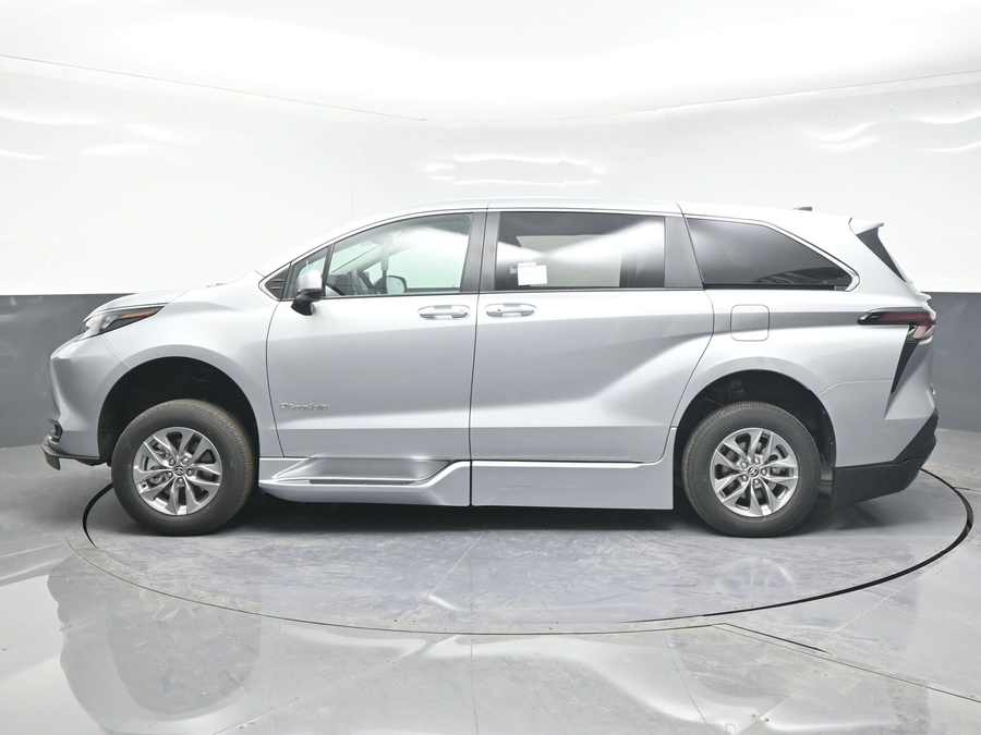 New 2025 Toyota Sienna Hybrid XLE Base - BraunAbility Side Entry Entry Fold Out Automatic Ramp