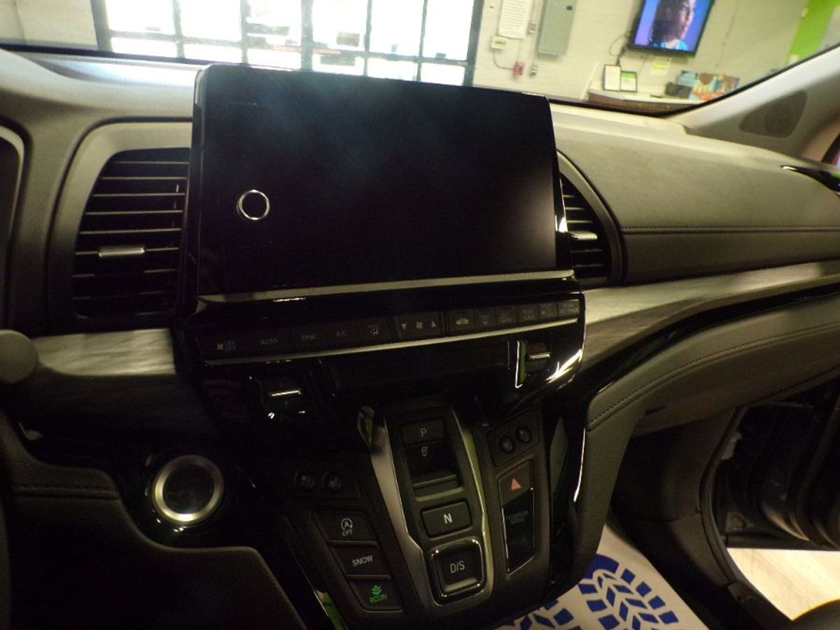 Grey Honda Odyssey image number 13