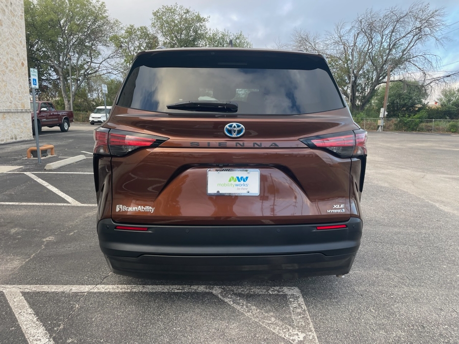 Orange Toyota Sienna image number 8