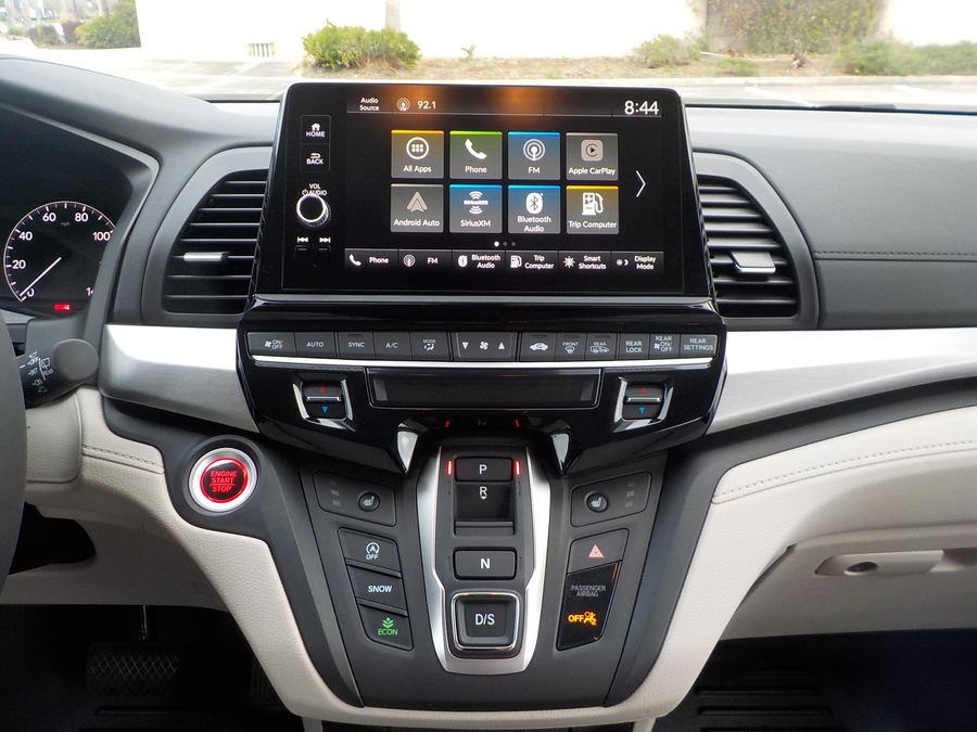 Silver Honda Odyssey image number 34