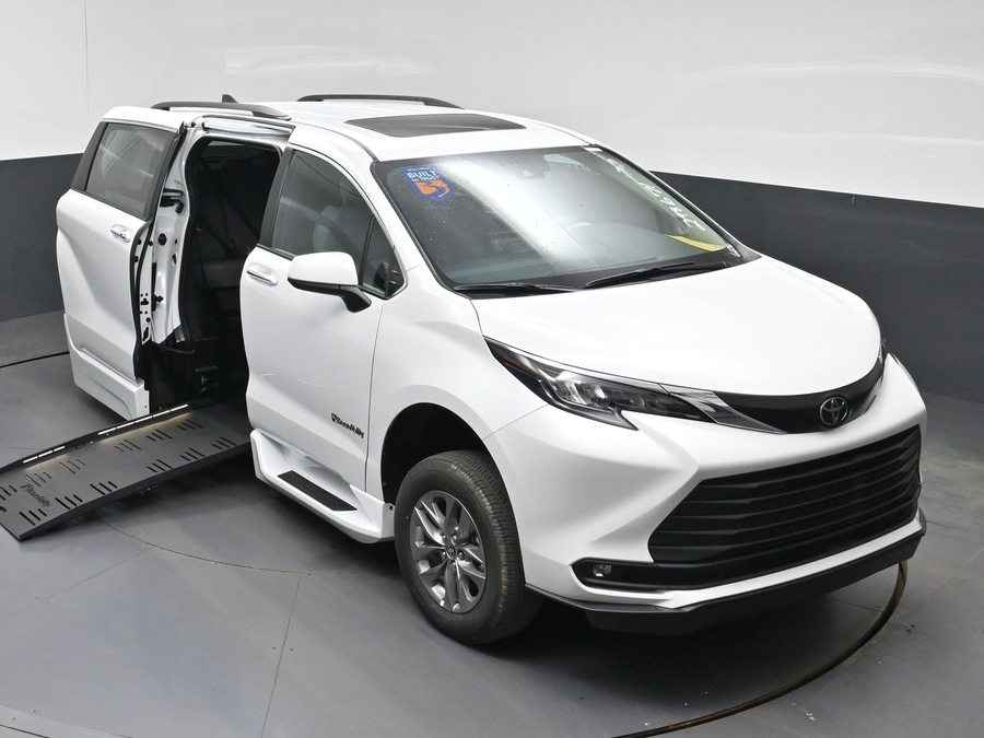 2026 Toyota Sienna XLE - Photo 25