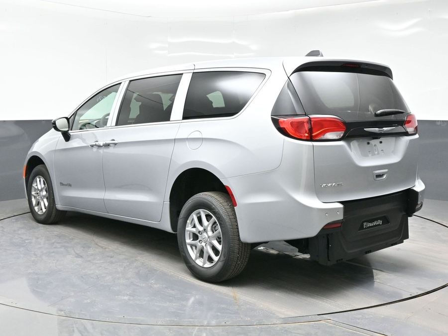 Silver Chrysler Voyager image number 2