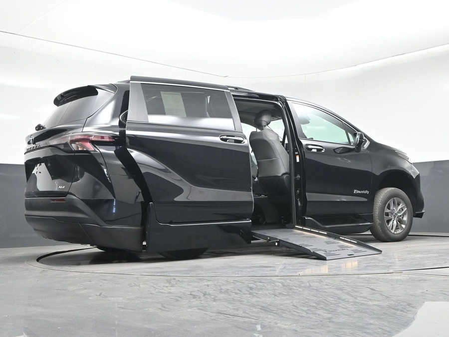 Black Toyota Sienna image number 18