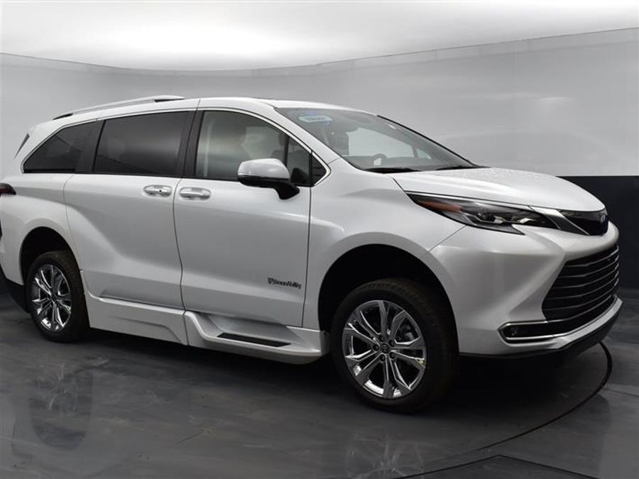 New 2025 Toyota Sienna Hybrid Platinum - BraunAbility Side Entry Entry Fold Out Automatic Ramp