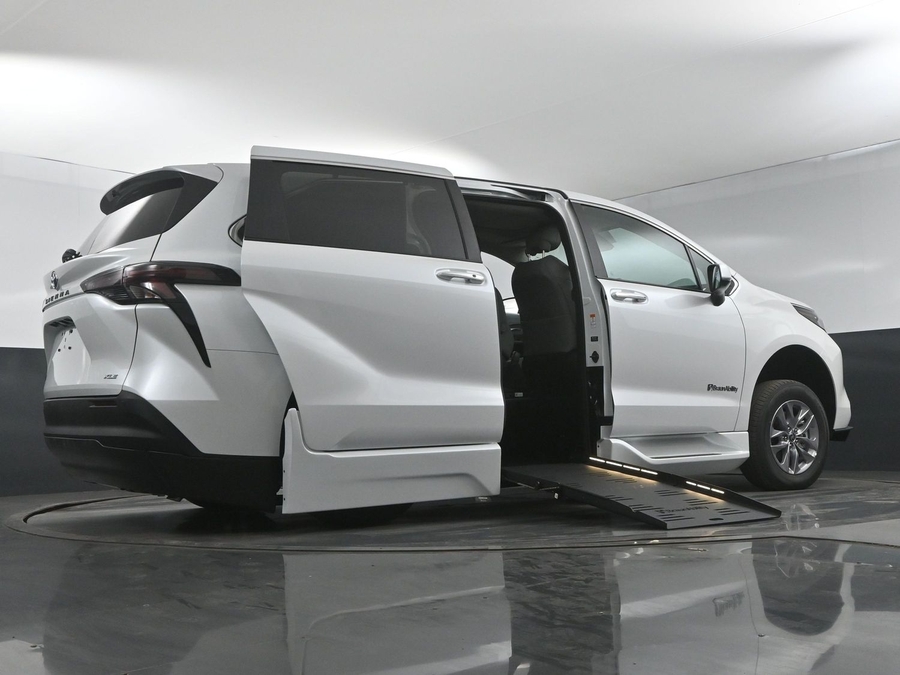 New 2025 Toyota Sienna Hybrid XLE Base - BraunAbility Side Entry Entry Fold Out Automatic Ramp