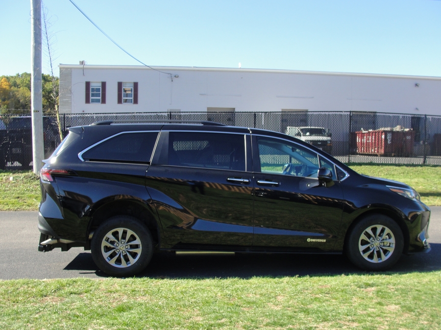 Black Toyota Sienna image number 2