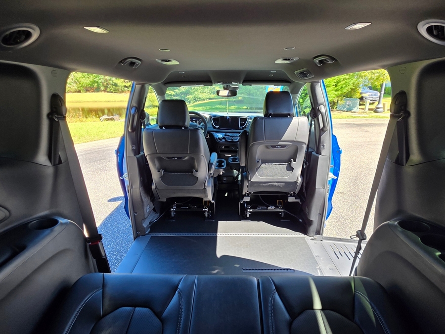 Blue Chrysler Pacifica image number 15