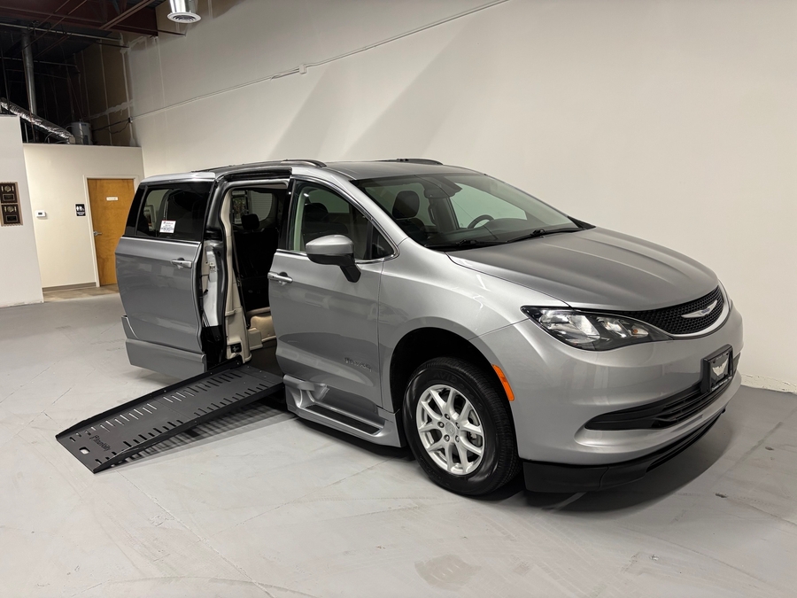 Used 2020 Chrysler Voyager LXi - BraunAbility Side Entry Fold Out Automatic Ramp